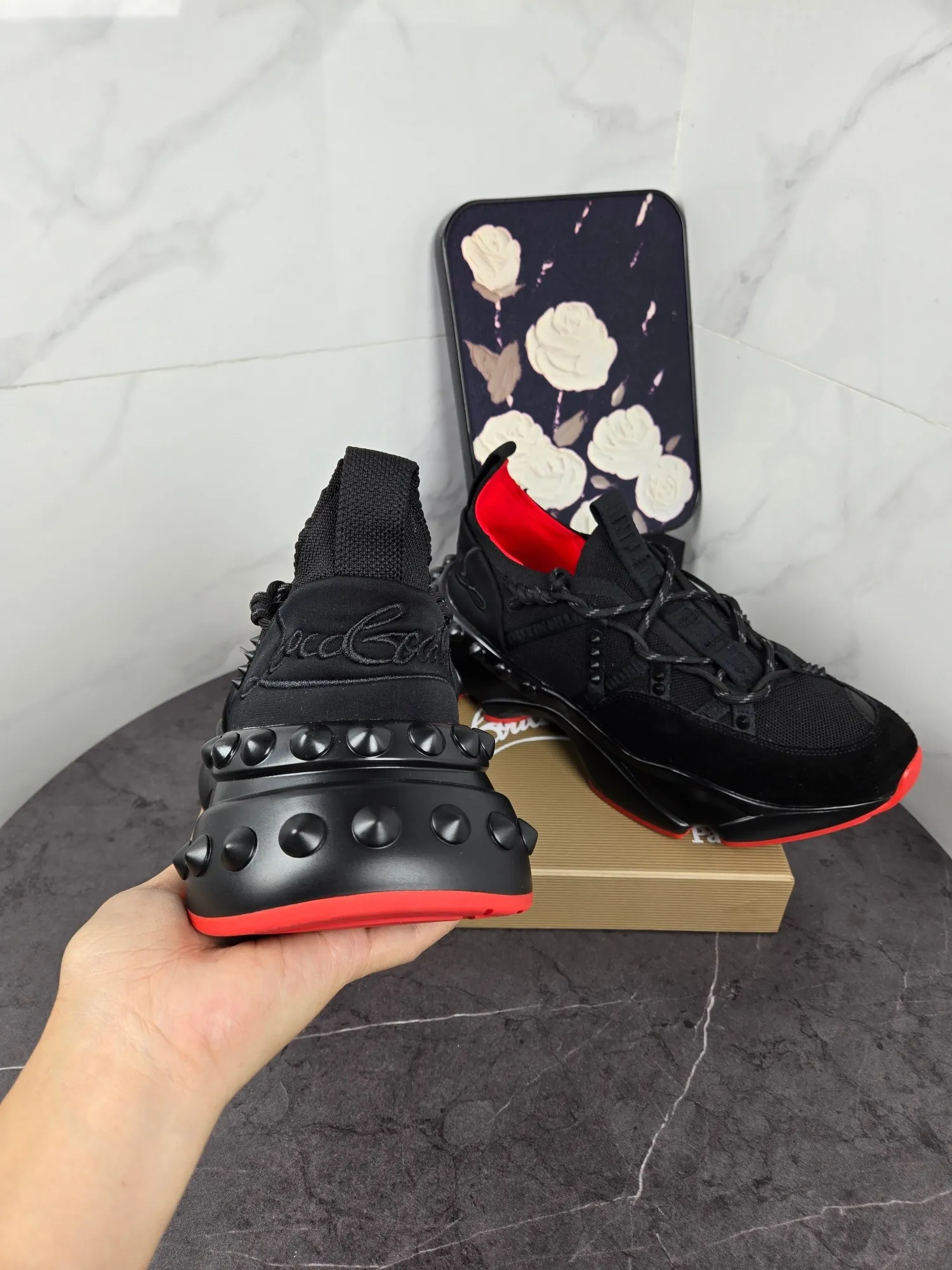 Men's shoes 💰700 Fashionable brand Chri*stian loubou*tin original single item New CL red-soled shoes latest series for casual couples, uppers are made of imported Lycra + high-density breathable fly weave, environmentally friendly high-elastic suction mold feet will never delaminate, the outsole is made of super non-slip and wear-resistant PU + vacuuming Two-color combination Size: Female 35-43 Male 38-47 Comes with a handbag, card, shoehorn "full package